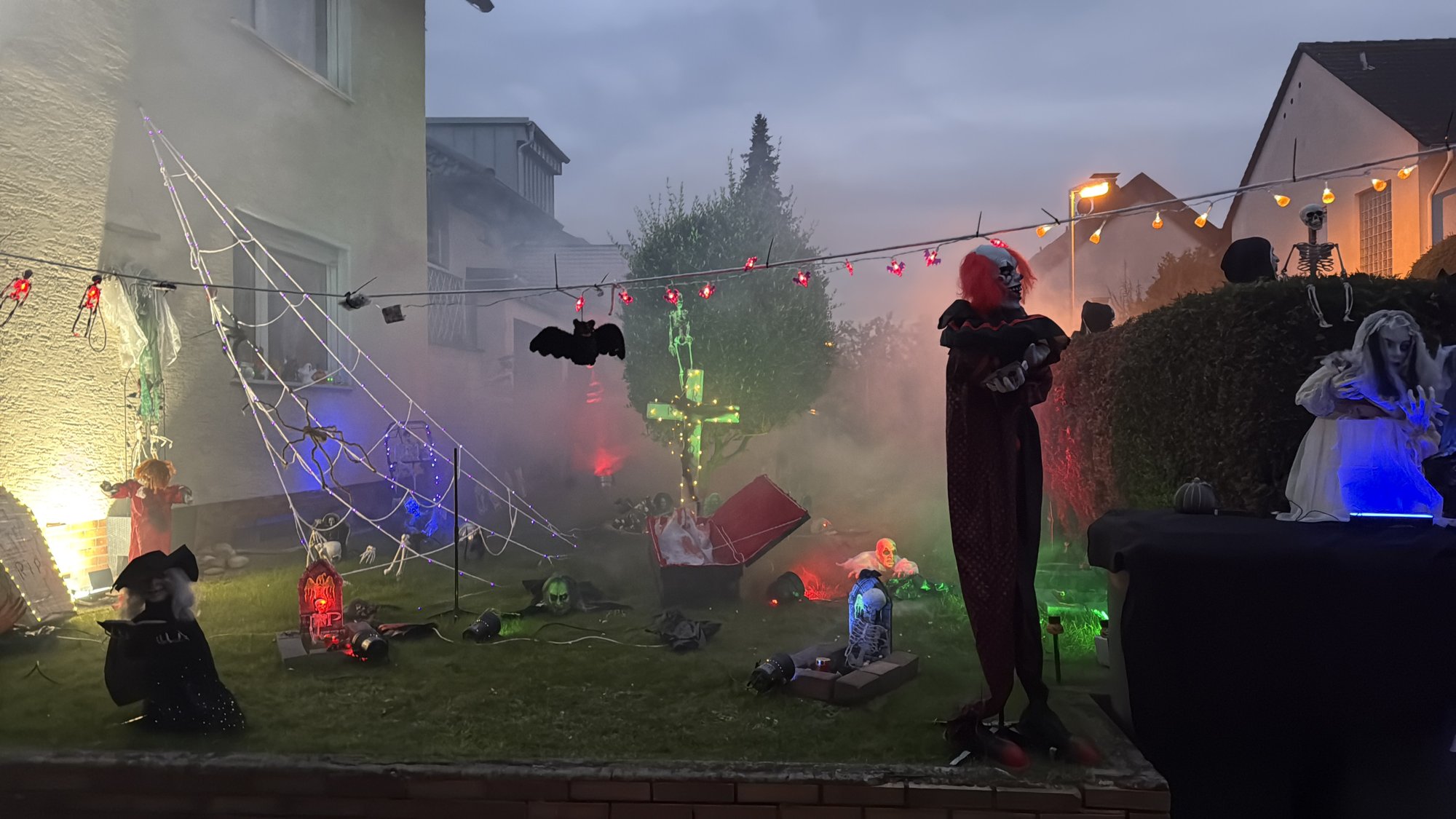 Halloweenkulisse mit Gruselfiguren und Nebel