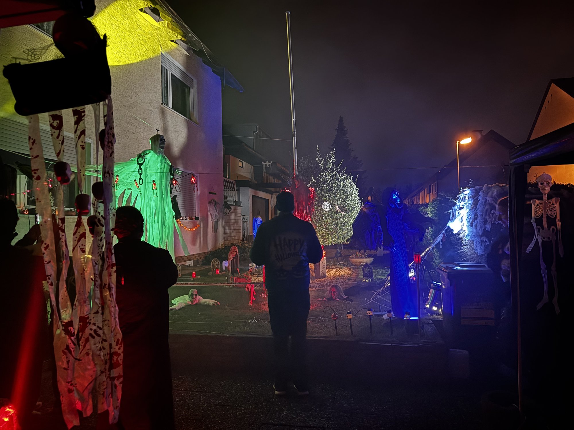 Bunte Lichter am Halloweenhaus